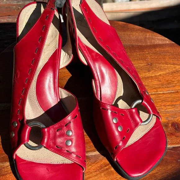 John Fluevog Red Sandals with Peep-Toe Design - Picture 3 of 9